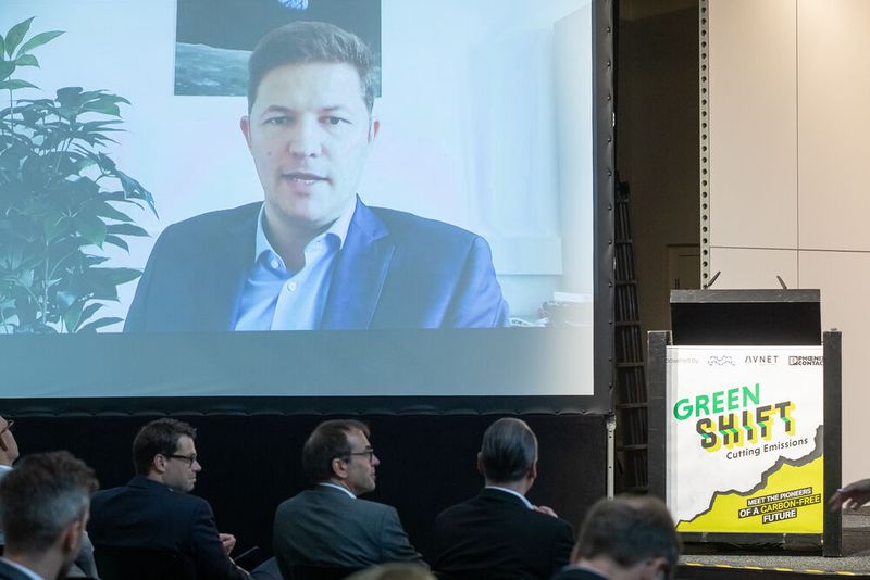 Ein hybrides Event zeichnet sich durch seine Flexibilität aus. Dr. Daniel Teichmann, Hydrogenious LOHC Technologies, war zwar leider nicht vor Ort, konnte seinen Vortrag über Grünen Wasserstoff aber trotzdem halten. (Bild: Photoart Berlin)