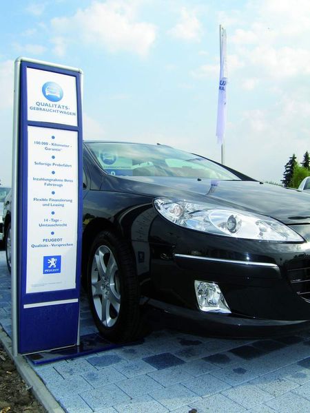Wer zusätzlich zum Fahrzeug besondere Leistungen anbietet, sollte auch schon auf dem Platz darüber informieren. (Archiv: Vogel Business Media)