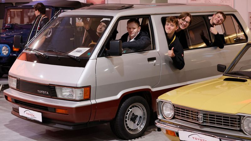 Genügend Zeit blieb auch, um die historischen Toyota-Modelle in der Toyota Collection in Augenschein zu nehmen. (Bild: Toyota)