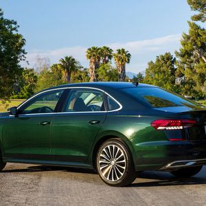 Der in Wolfsburg messerscharf am amerikanischen Geschmack vorbei entwickelte US-Passat kam zu einer Zeit in den Handel, als die SUV-Flut schon nicht mehr aufzuhalten war.(Bild:  VW)