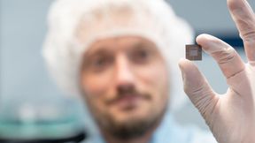 Weg mit zuviel Wärme! Trumpf hat es mit Lasertechnik geschafft, eine Kühlung für die KI-Chips der nächsten Generation herzustellen, die gestapelt werden, um mehr zu leisten. Hier hält ein Trumpf-Mitarbeiter einen solchen Chip mit integriertem Kühlsystem zwischen den Fingern. (Bild: Trumpf)