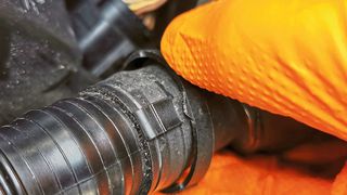 Eine defekte Schnellkupplung wie diese ist für Besitzer des Reparatursets auch kurz vor Feierabend oder am Wochenende kein Malheur mehr. (Bild: Holz/»kfz-betrieb«)