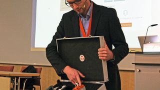 Cloudrail-CEO Felix Kollmar demonstrierte auf der Pressekonferenz die Funktionsweise der Cloudrail-Box. (Rebecca Vogt)