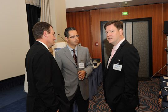 Die Sponsorvertreter Dietmar Neubauer (Fuchs Europe Schmierstoffe), Dr. Pedro Navarro Both und Sven Leyens-Wiedau (Pirelli) lassen die Ereignisse noch einmal Revue passieren. (Archiv: Vogel Business Media)