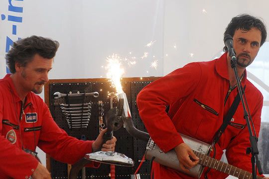 Schrille Töne nach dem offiziellen Teil: Das Duo „Autoditakt“ funktionierte einfach einen Auspuff zur E-Gitarre um. (Archiv: Vogel Business Media)