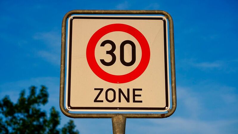 Aktuell dürfen Kommunen Tempo 30 nur auf ihren eigenen Straßen festlegen, nicht aber auf übergeordneten Kreis-, Landes-, -oder Bundesstraßen.