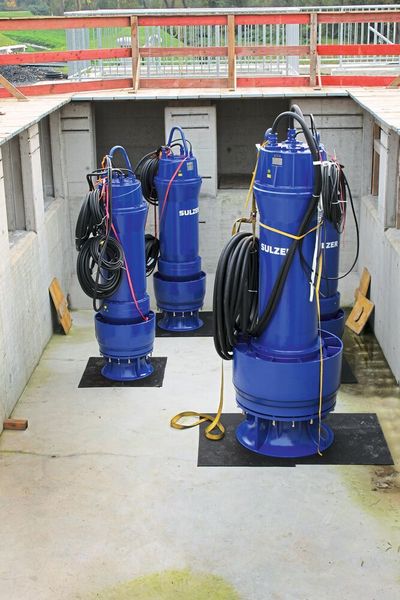 Alle 19 gelieferten Sulzer Pumpen gehören zu den Baureihen XFP und AFLX. Im Vordergrund steht eine der fünf großen AFLX-Pumpen mit einem Gewicht von ca. 4,9 t. Diese Baureihe ist speziell für die Installation in Druckrohren oder Betonsteigeschächten konzipiert und mit hocheffizienten, drei- bis fünfflügeligen, halbaxialen Laufrädern mit geringer NPSH ausgestattet. Ihr maximaler Wirkungsgrad liegt bei rund 81 %. (Sulzer)