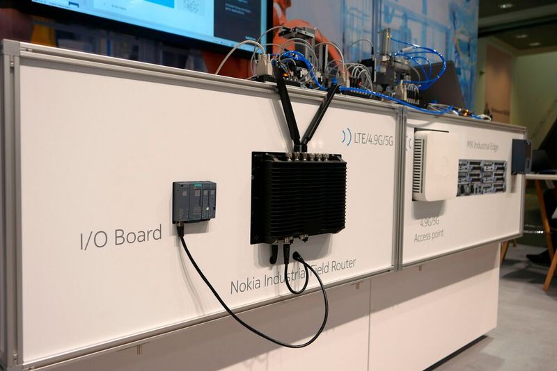Nokia zeigte auf der Automatica seine Vision von Industrienetzwerken. Mithilfe eines Dashboards soll das Management eines Netzwerks vereinfacht werden. Mit nur wenigen Klicks sieht man, wo ein Device in der Fabrik nicht funktioniert und welcher Fehler aufgetreten ist. Seine Router baut Nokia dabei stetig aus und liefert auch für raue Umgebungen mit Extremtemperaturen die passende Hardware. Der nächste große Schritt für das Unternehmen ist der Release seines neuen IoT-Gateways. (Bild: Sandro Kipar)