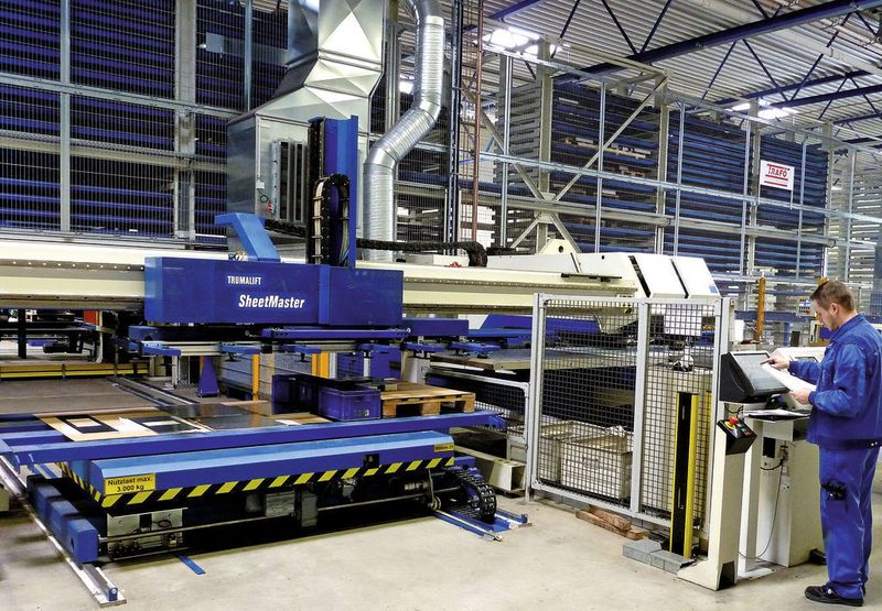 Die Wieneke-Blechbearbeitung ist spitzenmäßig durchorganisiert und die Abläufe sind fast zu 100% automatisch, wie im Bild mit der automatischen Beladeeinrichtung Sheetmaster von Trumpf zu sehen. Im Hintergrund das automatisierte Lagersystem des Lieferanten Trafö. Bild: Kuhn (Archiv: Vogel Business Media)