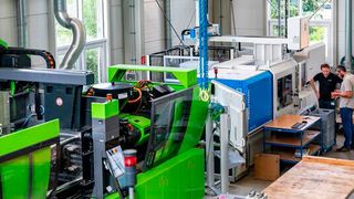 Im SKZ-Technikum in Würzburg laufen die Versuche zum Forschungsprojekt Dar-Win auf verschiedenen Spritzgießmaschinen.  (Bild: Elke Kunkel Fotografie)