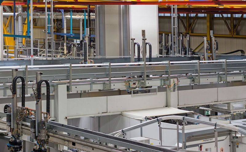 Energiekettensysteme bewegen sich in Handlingportalen in verschiedensten Richtungen nahezu rund um die Uhr. Daher ist es für Betreiber wichtig, auf verlässliche Komponenten vertrauen zu können. (Igus)