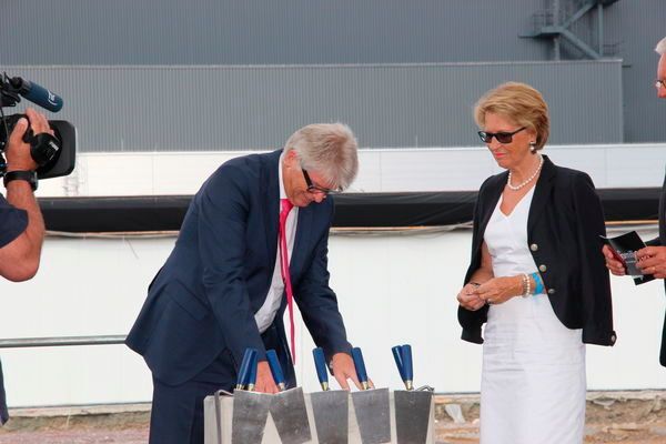 ...unter den Augen seiner Ehefrau Debora Loh im Grundstein. (Reinhold Schäfer)