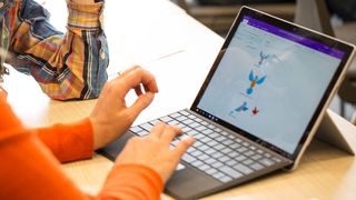 Was wird in sozialen Medien über Unternehmen berichtet? Das analysieren Automobilhersteller mit moderner Software. (Microsoft)