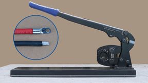 Der Kabelschuh des Batterie-Pluskabels wurde mit einer Tischcrimpzange befestigt und beide Kabelenden mit einem Tauchlötbad verzinnt. Eine Handcrimpzange wäre zu klein und zu schwach, um die Kabelschuhflanken einzurollen. (Bild: Diehl – VCG)