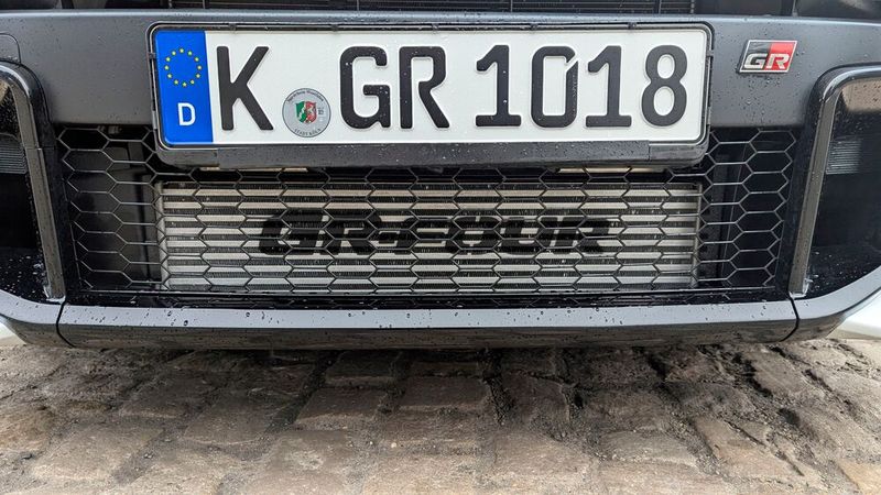 Entprechend enorm ist der Kühlbedarf. Der GR Yaris verfügt sogar über eine Spray-Kühlung für den Ladeluftkühler. Auf Knopfdruck wird Wasser auf den Kühler gesprüht, um seine Wirkung noch zu verstärken.  (Bild: Rosenow – VCG)