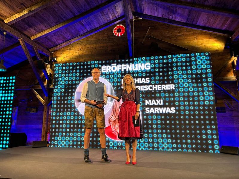 Mathias von Bescherer (Arrow) und Maxi Sarwas eröffnen das Forum. (Bild: Vogel IT-Medien GmbH)