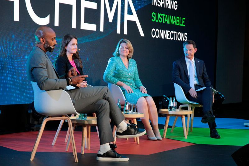 In der Diskussionsrunde, moderiert von (v.l.) Chris Brow, tauschen sich Julia Schlenz (Präsidentin Dow Deutschland, Österreich und Schweiz), Fritzi Köhler-Geib (Chefvolkswirtin der KfW Bankengruppe) und Marcus Miertz (Vorstandsmitglied bei Samson) über Herausforderungen der Branche und mögliche Lösungswege aus. (Bild: Ernhofer / PROCESS)