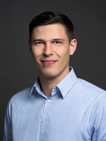 Sebastian Mergler, Product Marketing I4.0 Service Solutions bei Schaeffler: „Bis zu 80 Prozent aller Lagerausfälle lassen sich auf unzureichende Schmierung zurückführen und genau das lösen wir mit Optime C1 und der Optime-App. Alle Schmierstellen sind übersichtlich in der App gelistet. So ist es nahezu unmöglich, ein Problem mit der Schmierung zu verpassen.“ (Bild: Stefan Bausewein)