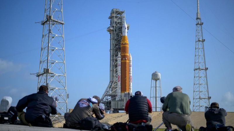 Artemis II am Startkomplex 39B des Kennedy Space Centers:  Das Bild zeigt den Startkomplex 39B des Kennedy Space Centers der NASA im US-amerikanischen Florida, nachdem die SLS-Rakete (Space Launch System) der Mission Artemis II mit dem Orion-Raumschiff an der Spitze zur Startrampe verbracht wurde. (Bild:  NASA / Bill Ingalls)