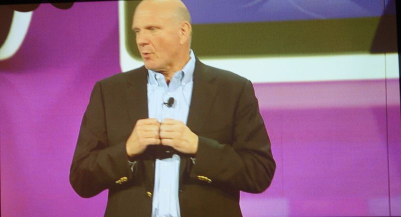 Microsoft-Chef Steve Ballmer zeigt die Highlights des neuen Windows Phone 8 an seinem eigenen Gerät. (IT-BUSINESS/Heidi Schuster)