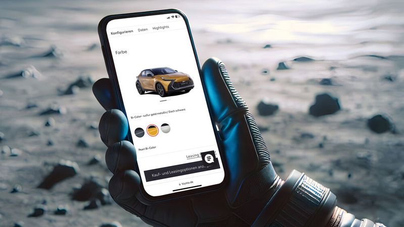 Begleitet von einer KI-gestützten Marketingkampagne, die auf dem Mond spielt, führt Toyota aktuell ein neues Online-Leasing ein.(Bild:  Toyota)
