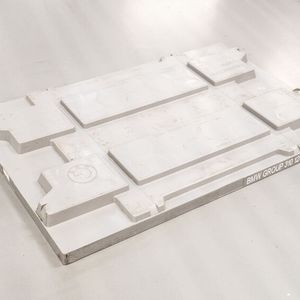 Das betrifft auch Abdeckungen von Transportboxen. Perspektivisch sollen die Recycling-Verpackungen in den Werken in Mexiko, den USA und China im Umlauf sein.(Bild:  BMW)