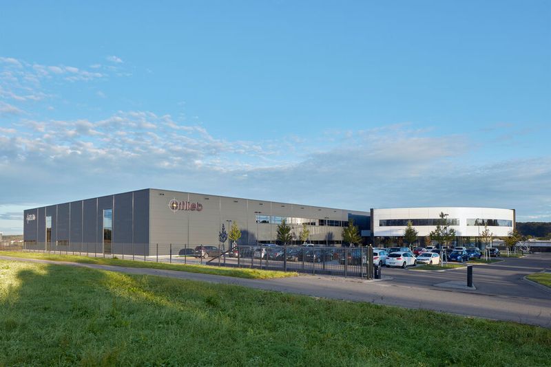 2017 bezog man bei Ortlieb das neue Gebäude in Zell unter Aichelberg. Mit einem unterirdischen Eisspeicher, der je nach Jahreszeit die Kühlung bzw. Erwärmung des Gebäudes unterstützt, einer Photovoltaikanlage auf dem Dach und einem Konzept, um die Maschinenabwärme zu nutzen, ist das Gebäude technisch auf dem neuesten Stand. (Bild: Ortlieb)