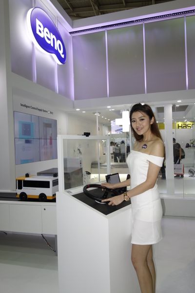 BenQ hat eine charmante Busfahrerin. (Bild: IT-BUSINESS)