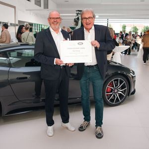 Jochen Scharf (li.), Geschäftsführer von Feser Scharf, mit Uwe Feser, Gesellschafter der Nürnbrger Handelsgruppe. (Bild:  Feser Graf)