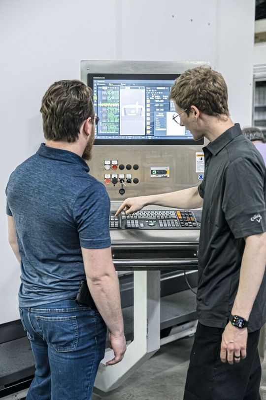 Tom Bradford (li.) und David Hawes von Century überprüfen eine Zykluseinrichtung der «Heidenhain TNC7» auf der Zimmermann-Maschine. Der Zyklus kann vor der Ausführung simuliert werden.(Bild:  Ivette Gersh Photography)