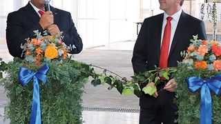 Carlos Gonzalez (Werkleiter Puebla, Webasto) und Walter Pecho (Vorsitz Convertibles Management Board, Webasto) bei der offiziellen Eröffnung der zusätzlichen Werksfläche in Puebla. (Webasto Group)