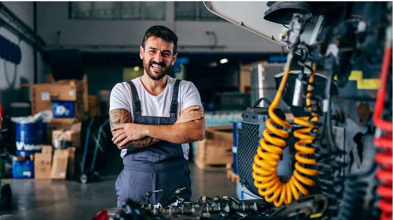 Die Initiative „Qualität ist Mehrwert“ will den Berufsschulunterricht von Kfz-Mechatronikern unterstützen.(Bild:  Qualität ist Mehrwert)