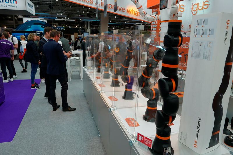 Igus will mit seinen Robotern einen einfachen Einstieg in die Automatisierung ermöglichen. Auf der Hannover Messe gehört daher das Unternehmen zu den Wenigen, die ein Preisschild an ihre Roboter hängen: 4970 Euro kostet hier ein Roboter mit Ausstattung. Die Roboter selbst können dabei mit Greifern, Kameras und mehr ausgestattet werden. (Bild: Sandro Kipar)