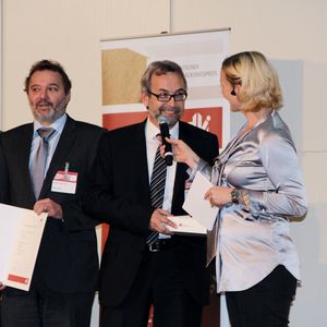 Thomas Starczewski von Designship sowie Gerhard Pick und Dieter Merkle von Schuler (v.l.n.r.) bei der Preisübergabe für den Deutschen Verpackungspreis.