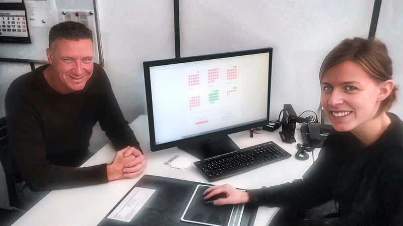 Innungsvorstand Michael Siegel und die Auszubildende Bernadette Krüger testen in der Pilotphase das neue Digitalpaket. Innungsvorstand Michael Siegel und die Auszubildende Bernadette Krüger testen in der Pilotphase das neue Digitalpaket.