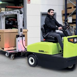 Der Clark-Routenzug besteht aus dem Schlepper CTX40-70 sowie aus den Anhängern CTR01 und CTR02.(Bild:  Clark)