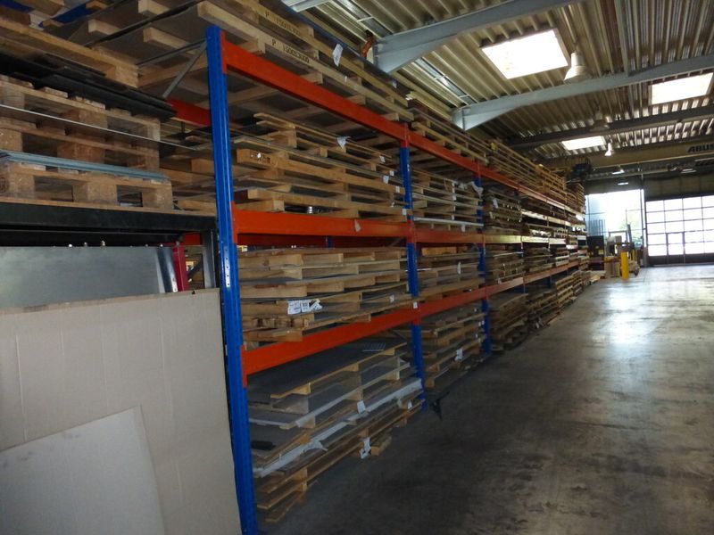 Etwa 140 verschiedene Bleche in den Regalen, ermöglichen, dass alles, was online konfigurierbar ist, auch sofort gefertigt werden kann. (Bild: Finus)