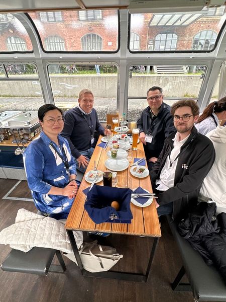 (v. l.) Clara Son (Sony) mit ihren charmanten Tischnachbarn Matthais Pohl (AVARA), Hakan Demir (Philips) und Yannick Spinnen (i-Tech) (Bild: Vogel IT-Medien GmbH)