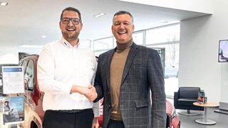 Gebündelte Zukunft im BMW-Vertrieb: Peter Dräger (l.), Geschäftsführer der Schubert Motors Unternehmensgruppe, und Michael Fritze, Geschäftsführer des Autohauses Fritze. (Bild: Schubert Motors)