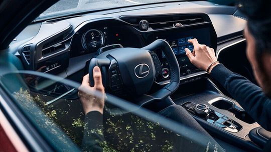 Innen gibt es ein Yoke-Lenkrad.(Bild:  Lexus)