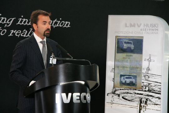 Giuliano Giovannini, Produktmarketing Iveco, präsentiert die Vorzüge des neuen Eco-Stralis. (Archiv: Vogel Business Media)