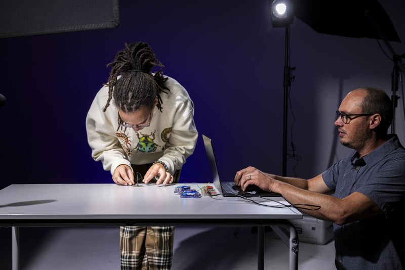 To enable precise control, the design includes a vibration motor for alignment, retractable feet for variable bounce angles, and a mini camera for navigation. (Source: Mark Stone/University of Washington)