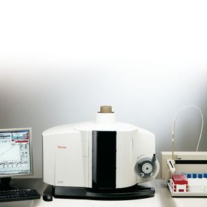 Abb.1: Ansicht des icap 6000 mit einem Cetac-Autosampler.