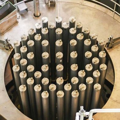 Hier sieht man ein Bündel Brennstäbe in einem Atomkraftwerk. Man weiß ja, dass, wenn diese verbraucht sind, recht gefährlicher Atommüll übrigbleibt. Nun gehen Experten davon aus, dass man damit noch sehr viel Postives anfangen kann – Transmutation heißt das Zauberwort ... (Bild: Radioaktiva)