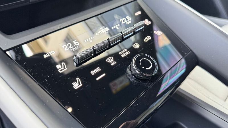 Die Klimaanlage und andere Funktionen (wie Audiolautstärke) lassen sich über ein Kombiinstrument in der Mittelkonsole kontrollieren, das digitale Berührungsempfindlichkeit und Knopfdruckhaptik vereint. (Bild: Achter – VCG)