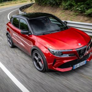 Der selbst entwickelte Synchronmotor, zunächst auf 240 PS ausgelegt und dann zur allgemeinen Überraschung mit 40 PS mehr vorgestellt, ist eine Wucht.(Bild:  Alfa Romeo)