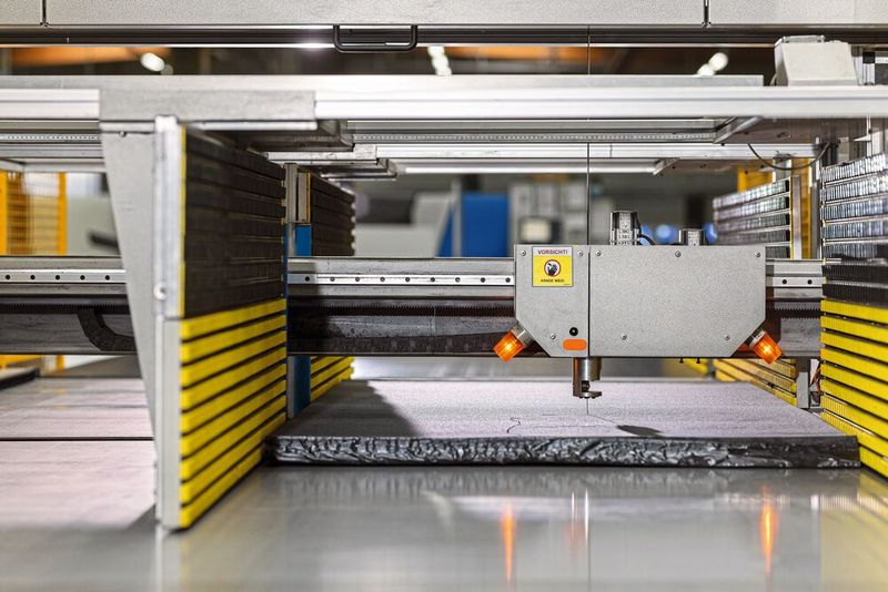 Das extrem scharfe Bandmesser schneidet präzise die gewünschten Konturen ins Schaummaterial. (Bild: Andreas Wegelin/Franke GmbH)