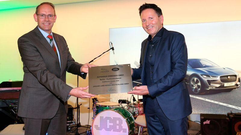 Jaguar-Land-Rover-Deutschland-Geschäftsführer Jan-Kas van der Stelt gratulierte Uwe Dinnebier persönlich. (Bild: 2020 Gisela Schober)