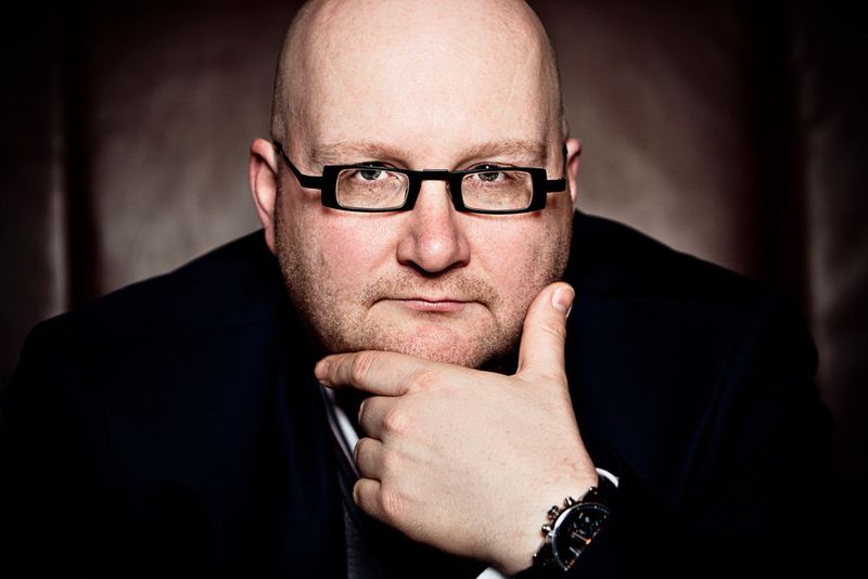 Mittwochs-Keynote auf dem ESE Kongress: Lars Vollmer will seine Zuhörer zu mehr Initiative und Verantwortung inspirieren, anstatt sich starren Strukturen unterzuordnen. Und er stellt Überlegungen an, wie es gelingen kann, Organisationen voller Agilität und Freiheit zu gestalten. (Bild: Lars Vollmer)