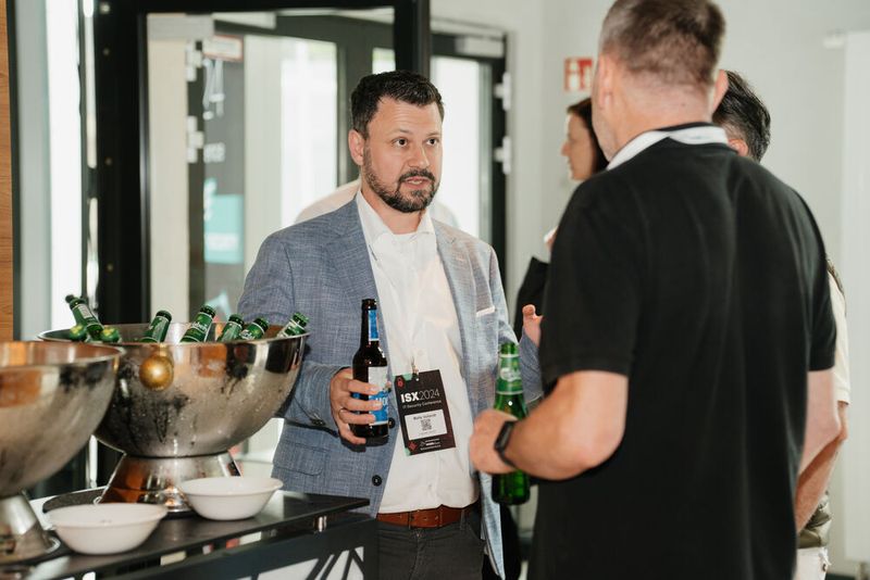 Nach einer erfolgreichen Conference kam bei einem kühlen Getränk das Networking nicht zu kurz. (Bild: Vogel IT-Akademie)